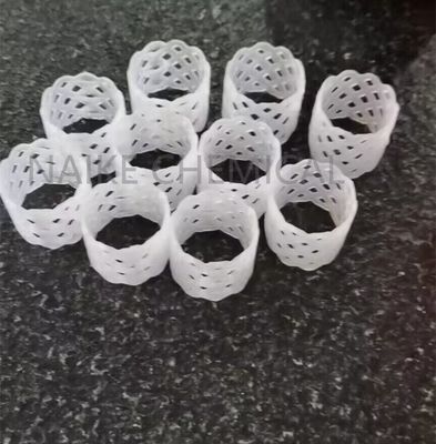 Witte polypropyleen TP ring 25 mm voor ureumprilling toren in meststoffen industrie